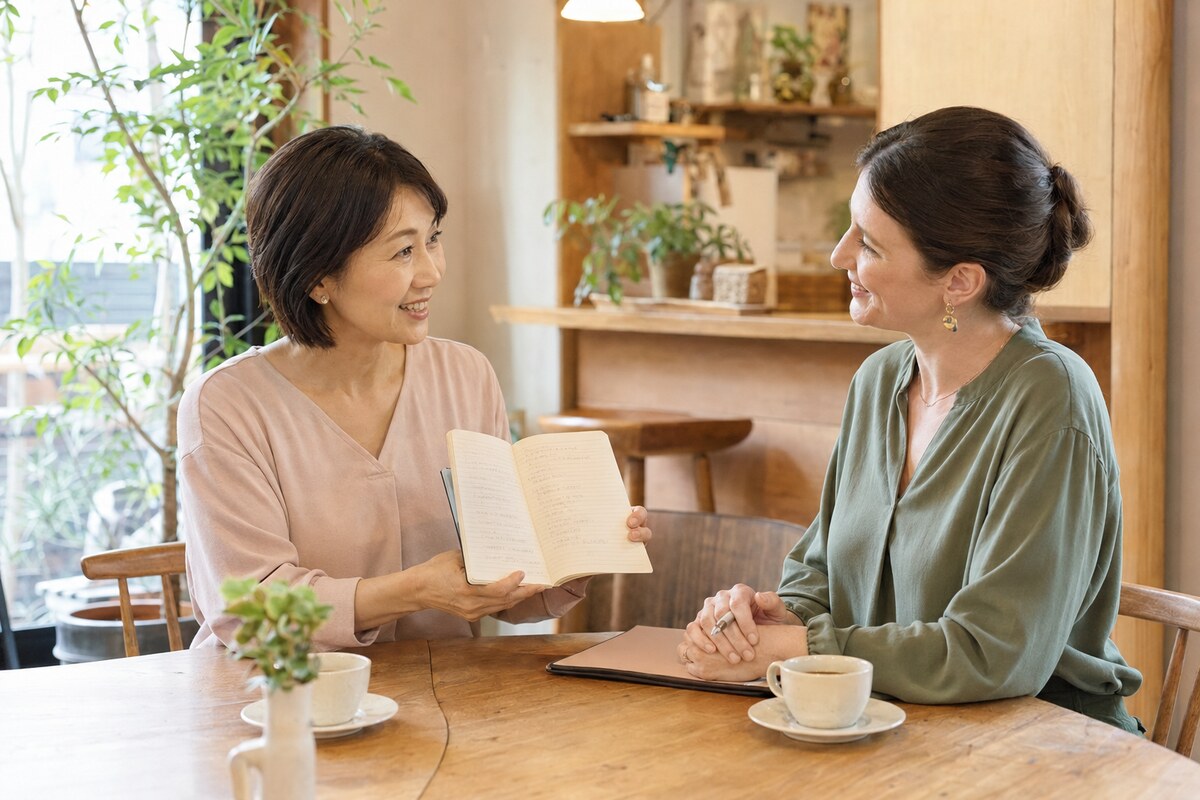 独学ノートを使って外国人講師と英会話を練習する大人女性