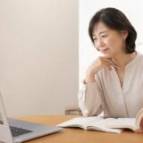 独学と英会話レッスンを組み合わせて英語を学び直す大人女性