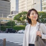 赤坂見附の街を仕事帰りに歩く大人女性