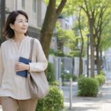 青葉台の緑ある街並みを英会話レッスンへ向かって歩く大人女性