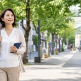 阿佐ヶ谷の緑豊かな街並みを新宿の英会話レッスンへ向かって歩く大人女性