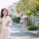 あざみ野の緑ある住宅街を英会話レッスンへ向かって歩く大人女性
