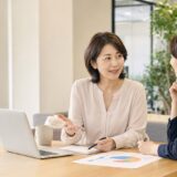 大人初心者の女性がマンツーマンで仕事に必要なビジネス英会話を練習する様子