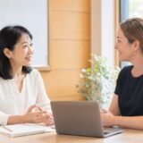 基本的な英語で仕事の進捗報告を練習する大人の女性