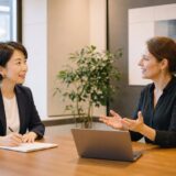 マンツーマンで英語の会議練習をする大人の女性