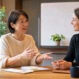 知っている英単語を使って仕事の内容を分かりやすく説明する大人の女性