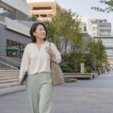 センター北駅周辺から英会話教室へ向かう大人女性