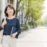 センター南の緑豊かな街から英会話教室へ向かう大人女性
