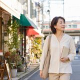 千歳烏山の街を歩きながら英会話教室への通学を考える大人女性