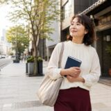 東京都中央区で銀座方面の英会話教室を検討する大人女性