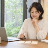 英会話教室の候補を二社から三社に絞って比較する大人女性