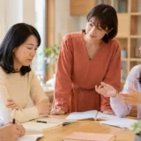 英会話レッスンで流暢に話す受講生を見て落ち込む大人女性