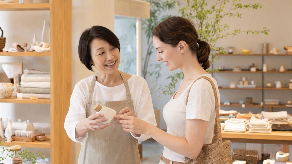外国人のお客様へ商品を説明する大人女性スタッフ