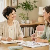 60代の女性が外国人講師とマンツーマン英会話レッスンを楽しむ様子