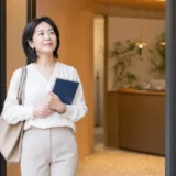 英会話教室の入口で最初の一歩を踏み出そうとする大人女性