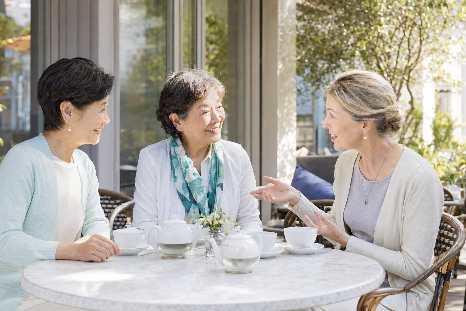 英語を使って外国人女性との会話を楽しむシニア女性たち