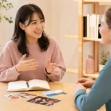 英会話レッスンで外国人講師に趣味について話す大人初心者の女性