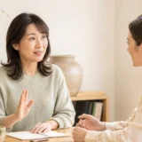 英会話レッスンで一度止めて理解を確認する大人女性