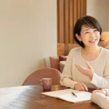 宿題が終わっていなくても英会話レッスンで会話を楽しむ女性