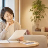 英会話教室の体験後に入会するか考えながらメモを確認する大人女性