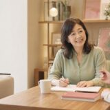 初心者女性がマンツーマン英会話レッスンを受けている様子