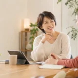自分に合う環境でリラックスしてマンツーマン英会話を受ける大人の女性