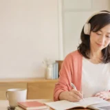 英会話レッスン後に自宅でリスニングと復習をする大人女性
