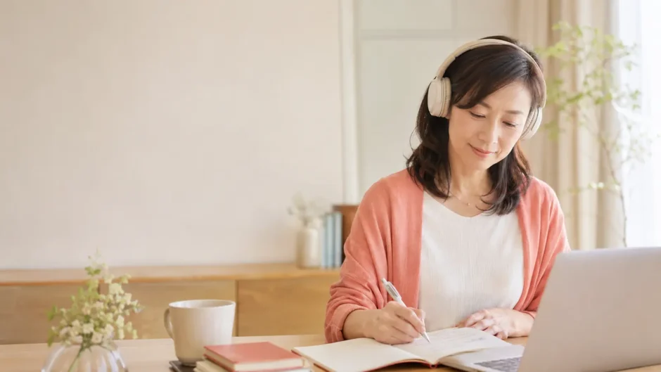 英会話レッスン後に自宅でリスニングと復習をする大人女性