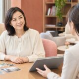 英会話教室で安心してレベルチェックを受ける大人初心者女性