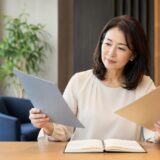 英会話教室の月謝制と回数制を比較する大人女性