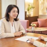 英会話教室の休会・退会について契約内容を確認する大人女性