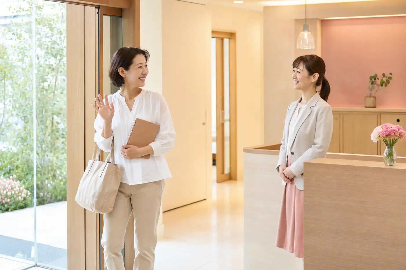 英会話教室の体験後に入会を即決せず笑顔で帰る大人女性