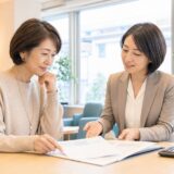 英会話教室の料金プランをカウンセラーと確認する大人女性
