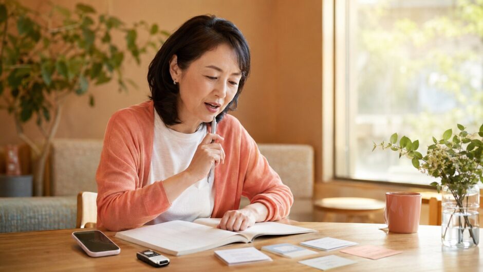 英会話教室に通っても話せない理由を振り返り、声に出して練習する大人女性