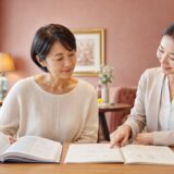 英会話教室の教材費と初心者向け教材を確認する大人女性
