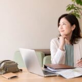 仕事や旅行など英語が必要な場面を整理する大人女性