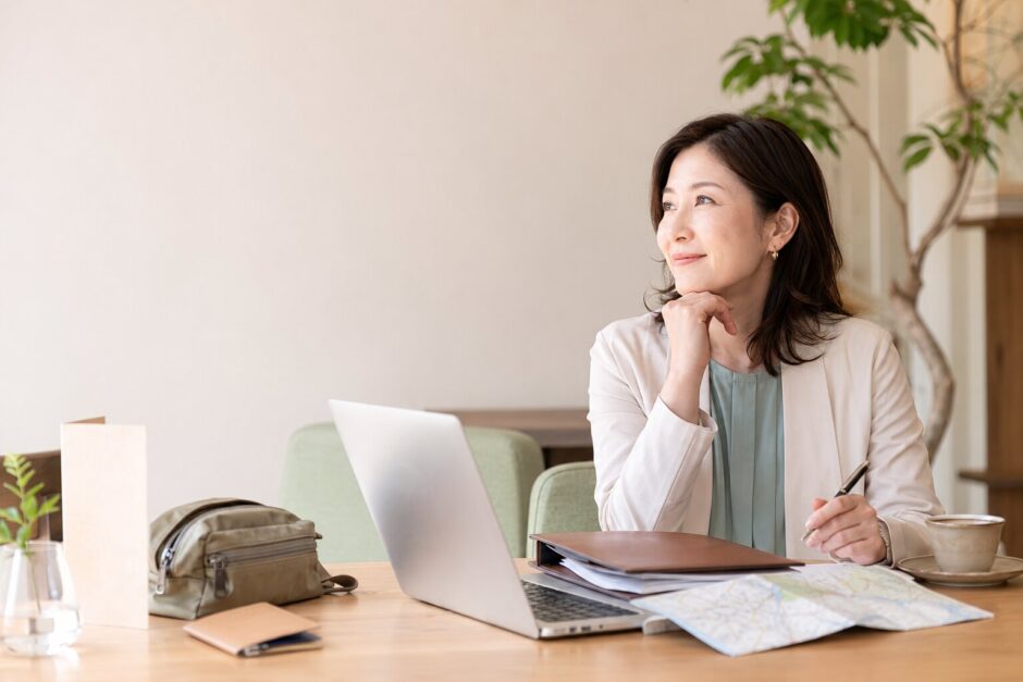 仕事や旅行など英語が必要な場面を整理する大人女性