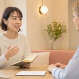 ノートを活用しながら外国人講師と積極的に話す大人初心者女性
