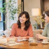外国人講師と日本人講師から英会話のサポートを受ける大人初心者女性