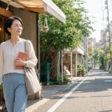 学芸大学の落ち着いた街を英会話レッスンへ向かって歩く大人女性