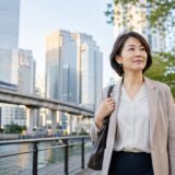 浜松町のビジネス街を歩く大人女性