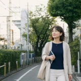 東中野で英会話教室へ向かう大人女性