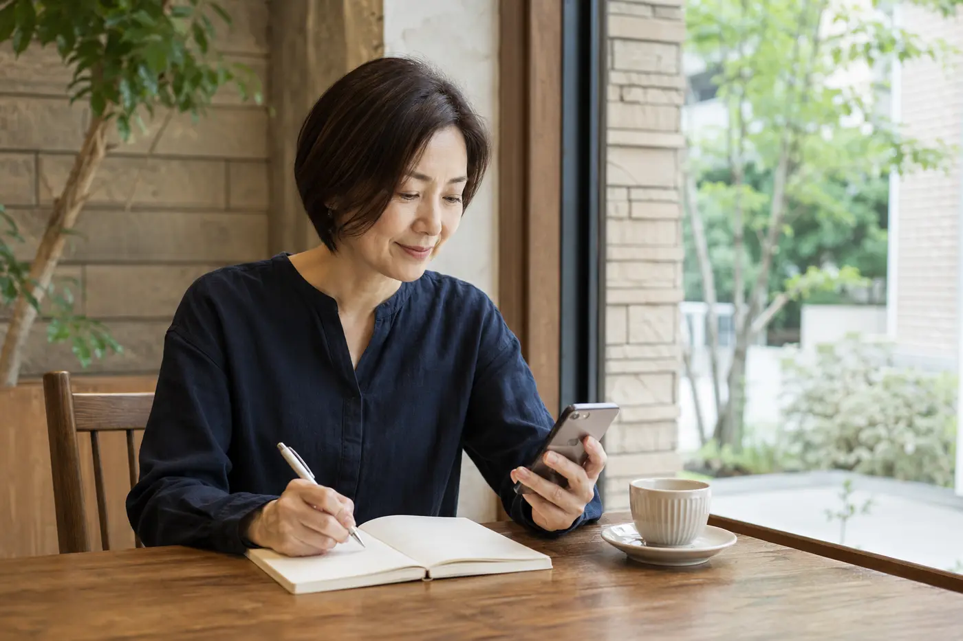広尾の落ち着いたカフェで英会話の予習をする大人女性