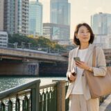 市ヶ谷の外濠沿いを歩く大人女性