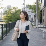 池尻大橋で英会話教室へ向かう大人女性