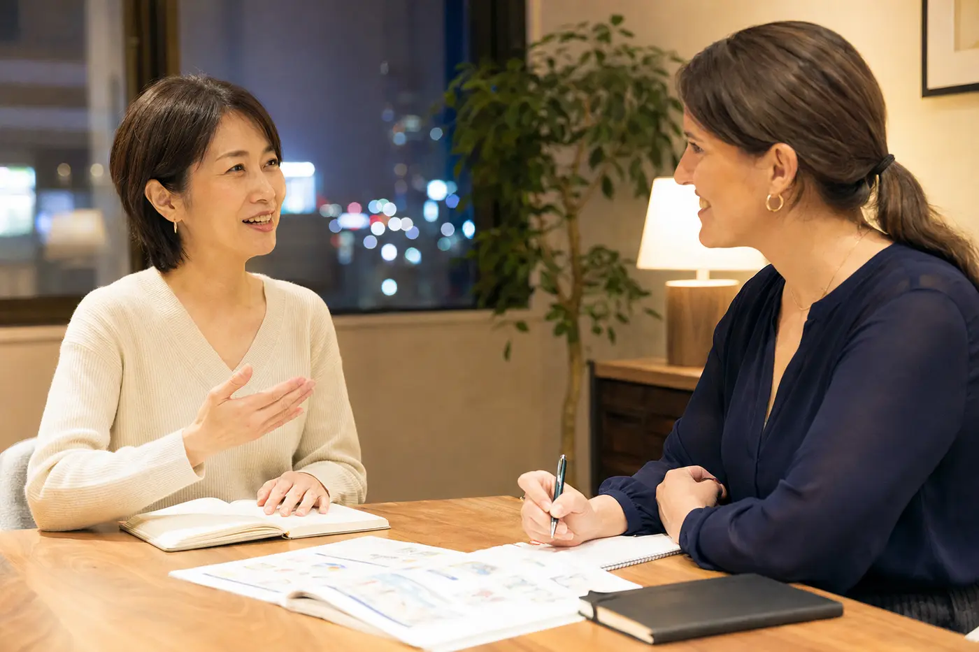 大人女性がマンツーマンで英会話を学ぶ様子