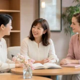 日本人講師と外国人講師の特徴を比較しながら相談する英会話初心者の大人女性