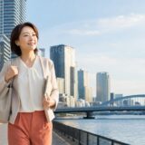 勝どきの水辺を英会話レッスンへ向かって歩く大人女性
