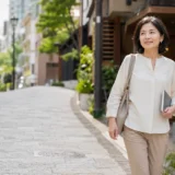 神楽坂の街で英会話教室へ向かう大人女性