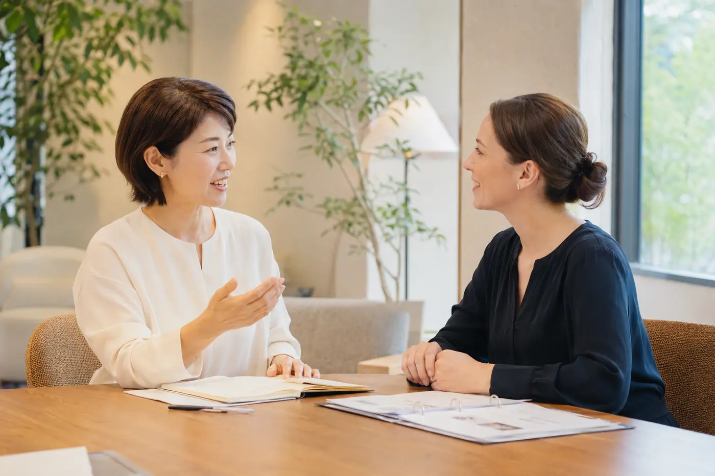 大人女性がマンツーマンで英会話を学ぶ様子